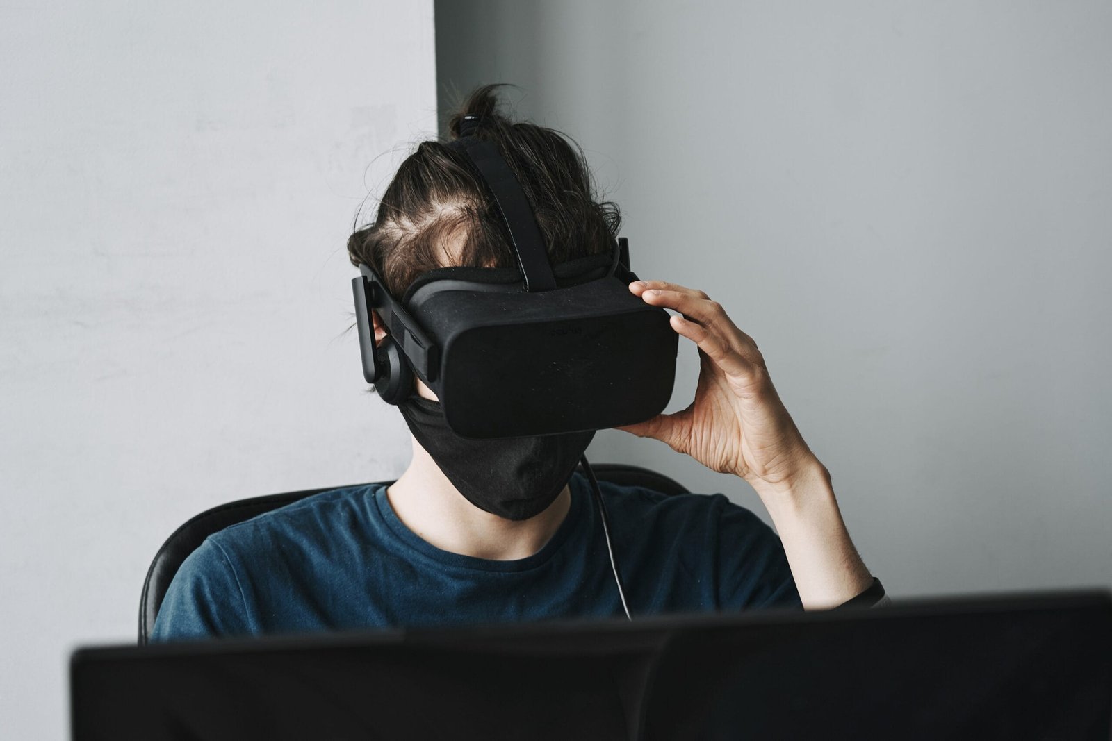 Top VR Headsets of 2025: Reviews and Immersive Experiences of Oculus Quest 3 and Valve Index VR Kit 1 man in blue crew neck shirt wearing black vr goggles